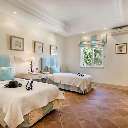 Sleeps 8 With Pool Air Con And Wifi Ludo