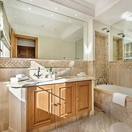 Sleeps 8 With Pool Air Con And Wifi