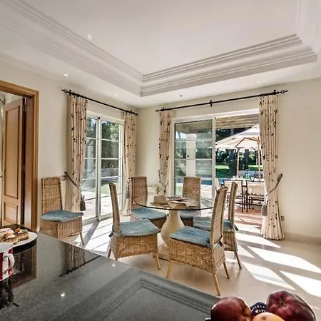 فيلة Sleeps 8 With Pool Air Con And Wifi