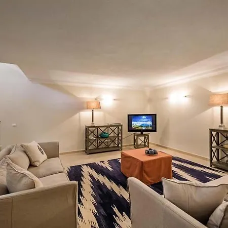 فيلة Sleeps 8 With Pool Air Con And Wifi Ludo