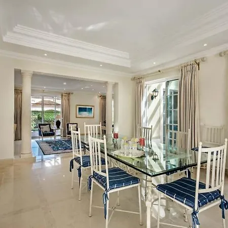 فيلة Sleeps 8 With Pool Air Con And Wifi Ludo