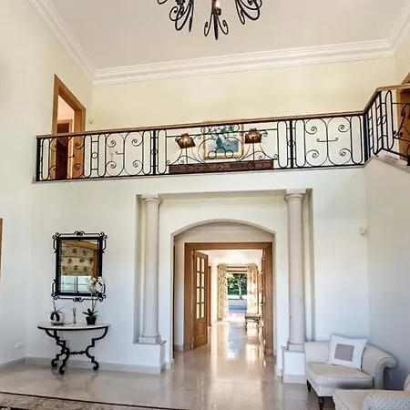 فيلة Sleeps 8 With Pool Air Con And Wifi