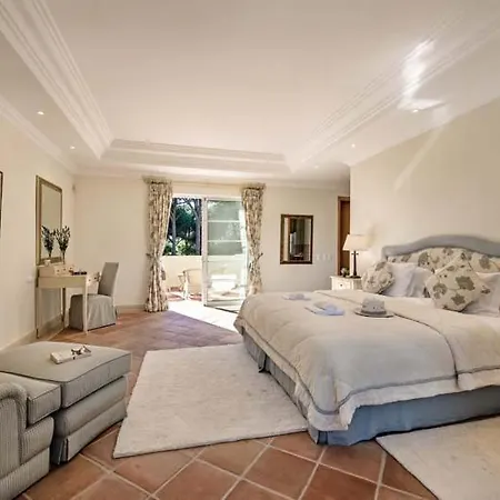 فيلة Sleeps 8 With Pool Air Con And Wifi