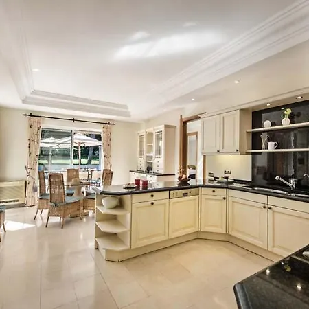 Sleeps 8 With Pool Air Con And Wifi *