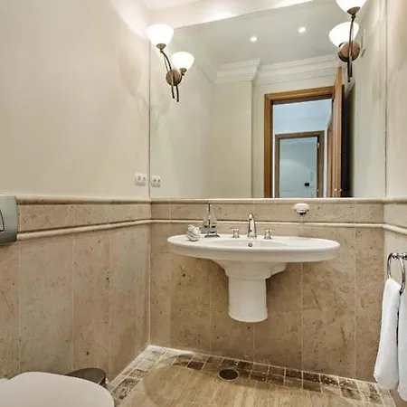 Sleeps 8 With Pool Air Con And Wifi *