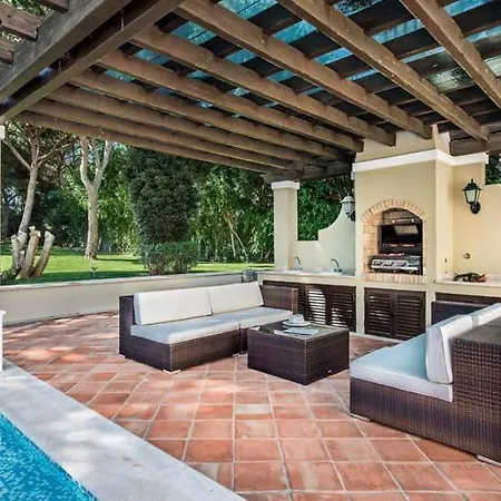 Villa Sleeps 8 With Pool Air Con And Wifi *